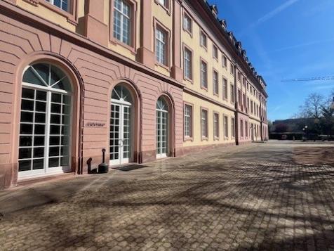 langgezogenes Gebäude mit vielen Fenstern