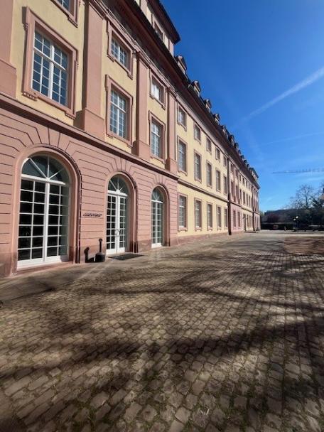 langgezogenes Gebäude mit vielen Fenstern