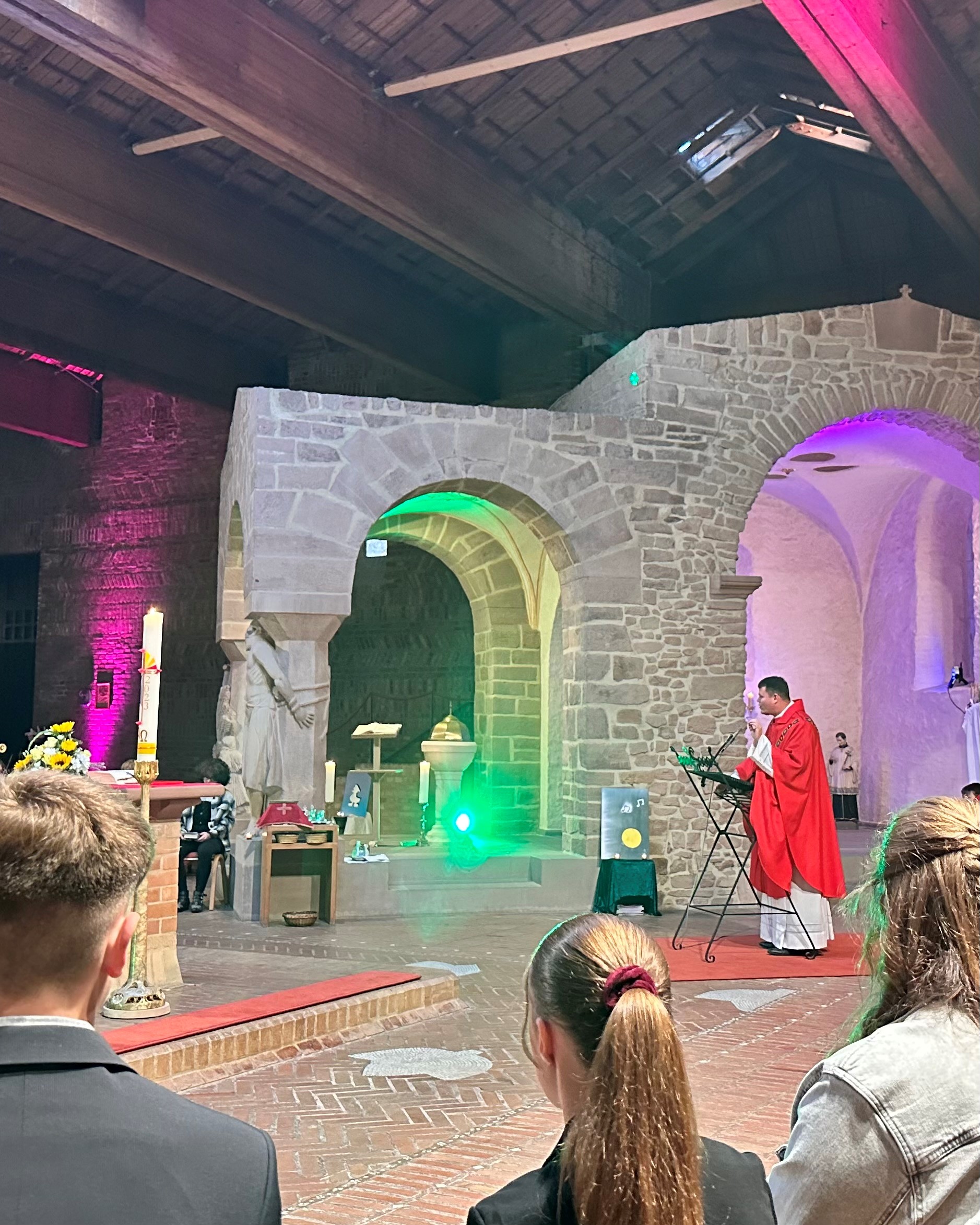 Pfarrer spricht in der Messe
